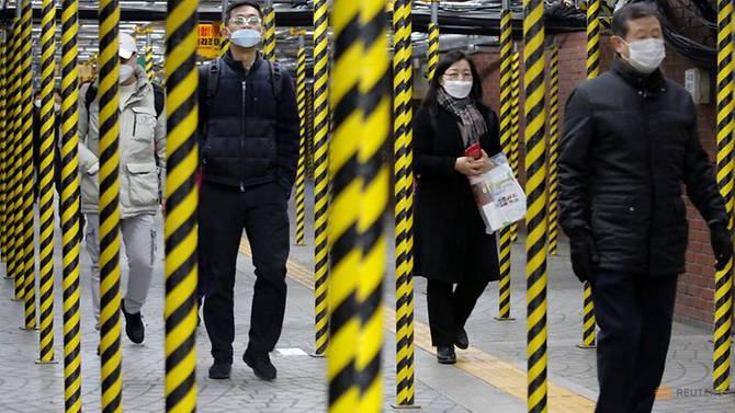 Mọi người đeo khẩu trang như một biện pháp phòng ngừa Covid-19 tại một ga tàu điện ngầm ở Seoul, Hàn Quốc hôm 20/2.