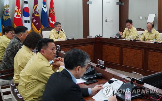 Bộ trưởng Quốc phòng Jeong Kyeong-doo họp với các quan chức quân sự hàng đầu để thảo luận về các cách để ngăn chặn sự lây lan của Covid-19 ở Seoul hôm 20/2.