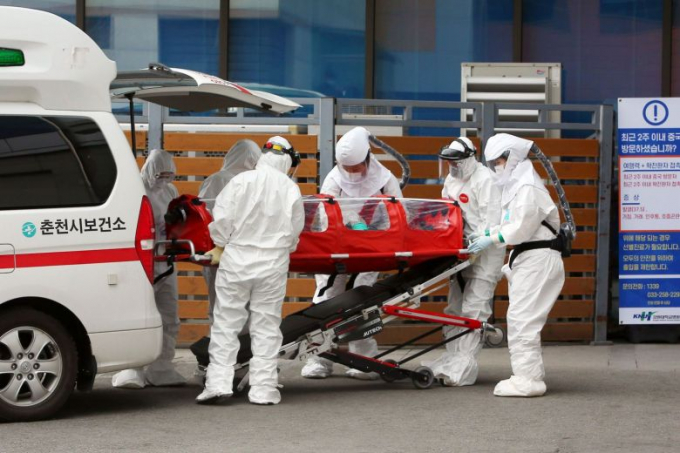 Nhân viên y tế chở một bệnh nhân đến bệnh viện ở Chuncheon, Hàn Quốc hôm 22/2.