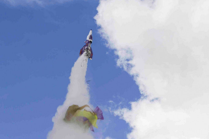 Tên lửa của Mike Hughes khi đang cất cánh.