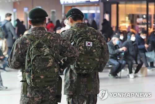 Các binh sĩ Hàn Quốc tới ga Seoul hôm 21/2. Dịch Covid-19 ở Hàn Quốc đang xâm nhập cả vào quân đội.
