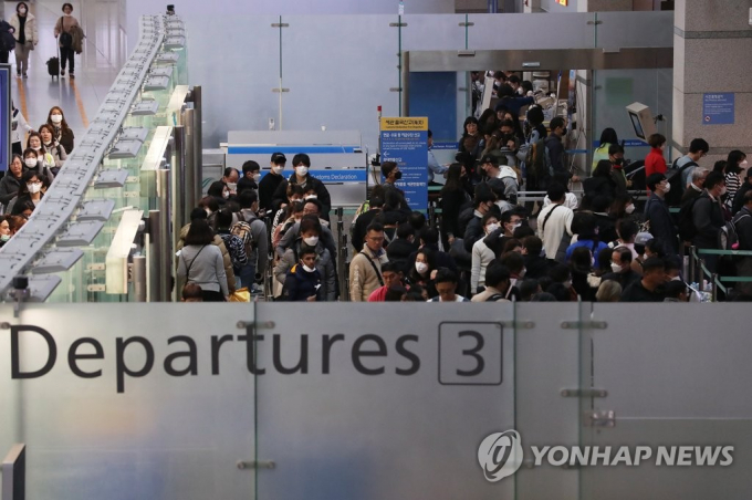 Hành khách ở Sân bay Quốc tế Incheon, phía tây Seoul hôm 2/2.