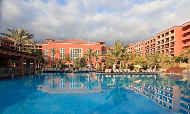 Khách sạn H10 Costa Adeje Palace ở Tenerife, Tây Ban Nha bị cách ly vì Covid-19.