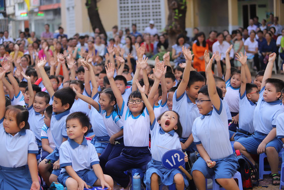 Học sinh lớp 1 Trường tiểu học Trần Hưng Đạo TP.HCM trong ngày tựu trường. Ảnh: Tuoitre.vn