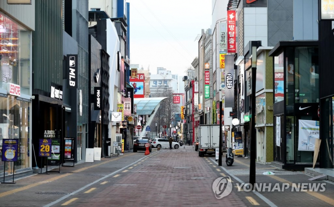 Dongsung-ro, một khu mua sắm lớn ở Daegu, cách Seoul 300 km về phía Đông Nam, gần như không có người hôm 26/2 vì dịch Covid-19.