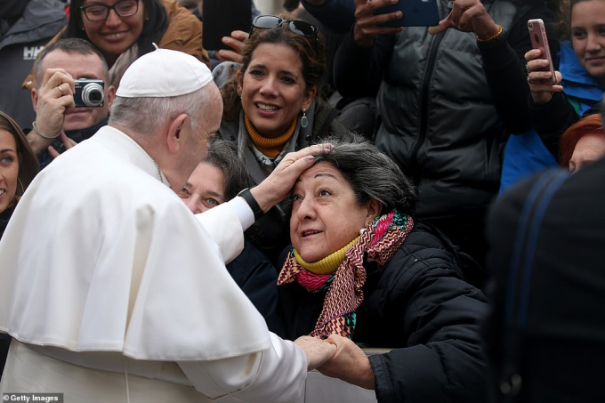 Giáo hoàng Francis bắt tay và ôm hôn động viên nhiều người trong một buổi tụ họp ngày 26/2.