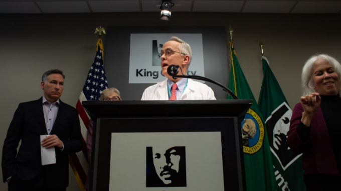 Tiến sĩ Frank Riedo, giám đốc y tế về kiểm soát truyền nhiễm tại Bệnh viện EvergreenHealth, phát biểu trong cuộc họp báo tại quận King và Seattle hôm 29/2.