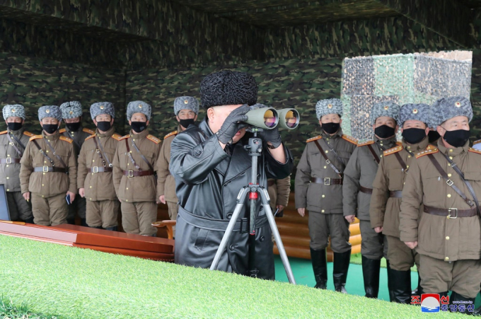 Kim Jong-un chỉ huy cuộc tập trận hôm 28/2. Ảnh: KCNA.
