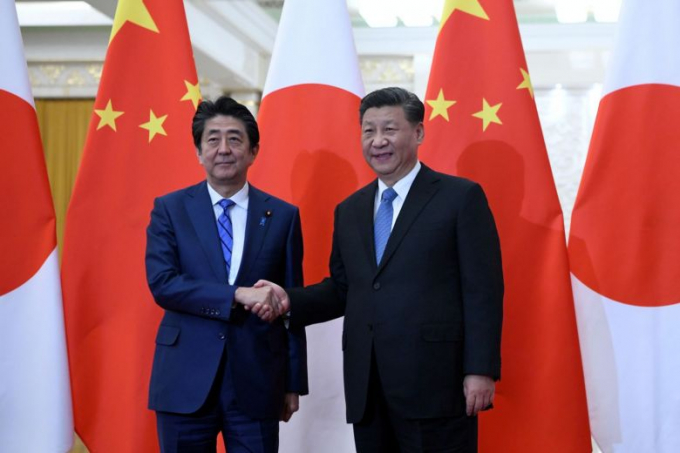 Thủ tướng Nhật Bản Shinzo Abe bắt tay với Chủ tịch Trung Quốc Tập Cận Bình tại Đại lễ đường Nhân dân ở Bắc Kinh hôm 23/12.