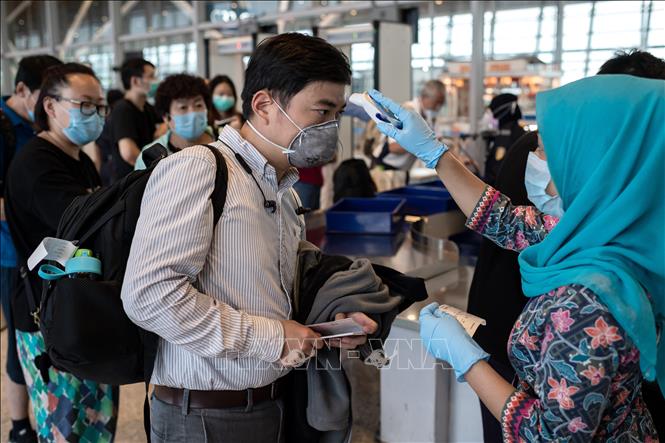 Kiểm tra thân nhiệt cho hành khách đề phòng dịch COVID-19 tại sân bay quốc tế Kuala Lumpur, Malaysia ngày 14/2/2020. Ảnh: TTXVN