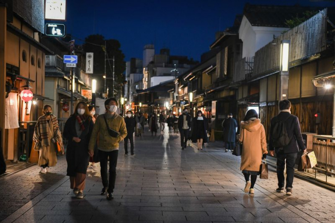 Tỷ lệ tử vong của Covid-19 lên tới 3,4%. Người đi bộ đeo khẩu trang đang đi dọc theo đường Hanamikoji ở quận Gion của Kyoto hôm 1/3.