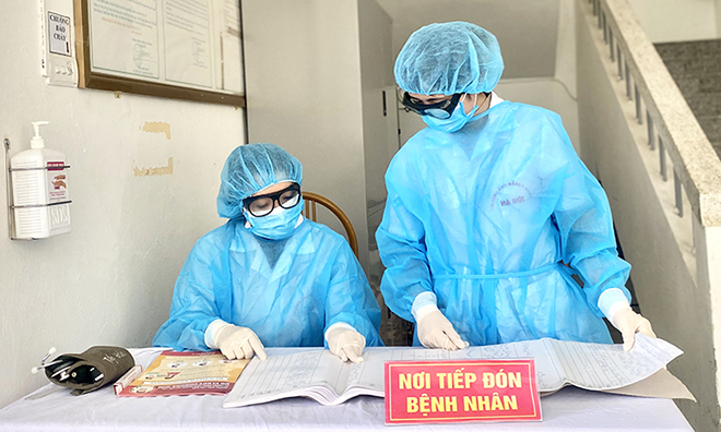 Nhân viên y tế tại khu cách ly tập trung bệnh viện đa khoa Hà Đông. Ảnh: Vnexpress.