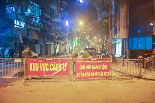 Khu vực phố Trúc Bạch, Hà Nội, nơi ghi nhận 4 bệnh nhân COVID-19 hiện đang được chốt hai đầu. Ảnh: Tuổi trẻ
