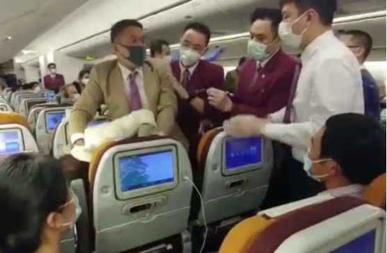 Phi hành đoàn đang khống chế nữ hành khách Trung Quốc cố tình ho vào mặt tiếp viên.