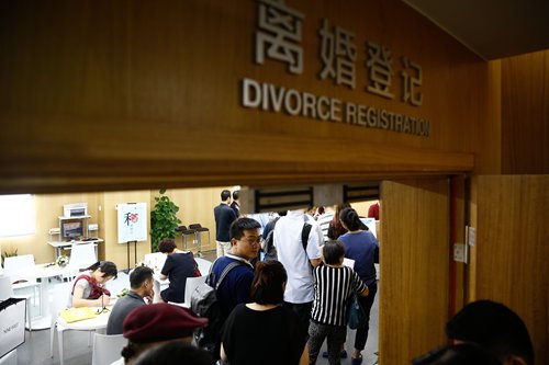 Các cặp vợ chồng xếp hàng chờ ly hôn ở Trung Quốc.