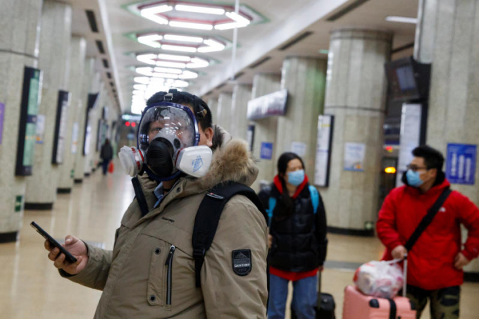 Một người đàn ông đeo khẩu trang tại một ga tàu điện ngầm ở Bắc Kinh hồi tháng 2/2020.