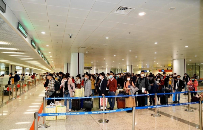 Hành khách làm thủ tục nhập cảnh tại sân bay Nội Bài. (Ảnh: Vietnam+)