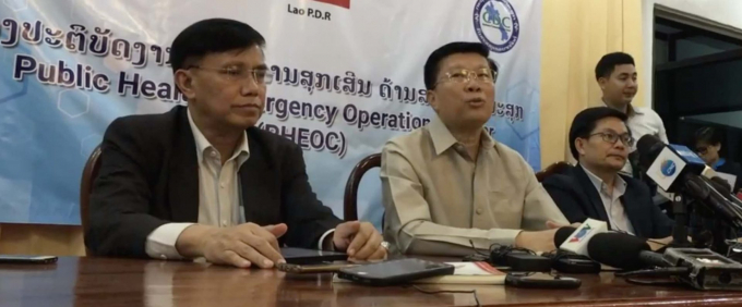 Thứ trưởng Bộ Y tế Lào và các thành viên các trong cuộc họp báo xác nhận 2 ca Covid-19 đầu tiên.