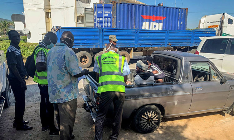 Cảnh sát nói chuyện với những người sống sót trong xe container ở tỉnh Tete, Mozambique.