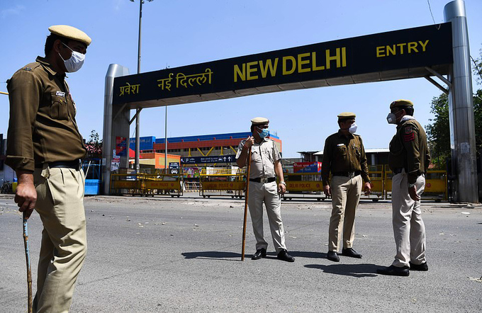 Cảnh sát đang canh gác lối vào New Delhi.
