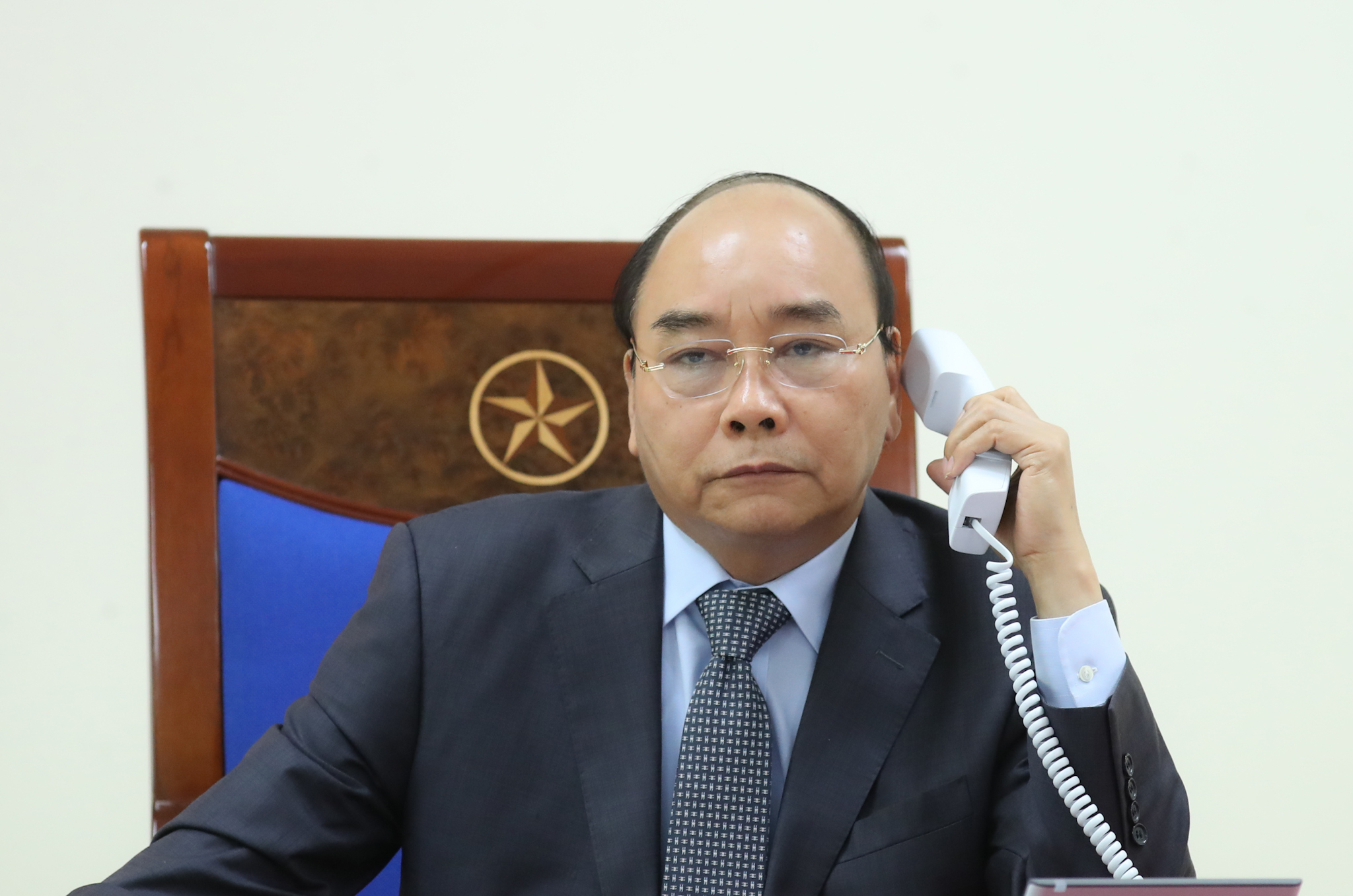 Thủ tướng Nguyễn Xuân Phúc điện đàm với Thủ tướng Lào Thongloun Sisoulith và Thủ tướng Campuchia Samdech Techo Hun Sen về ứng phó COVID-19. Ảnh: VGP
