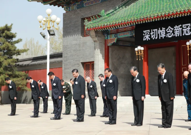 Chủ tịch Trung Quốc Tập Cận Bình, thứ tư từ trái sang ở hàng đầu, với các nhà lãnh đạo khác của Trung Quốc trong lễ quốc tang cho các nạn nhân của Covid-19 ở Bắc Kinh hôm 4/4.