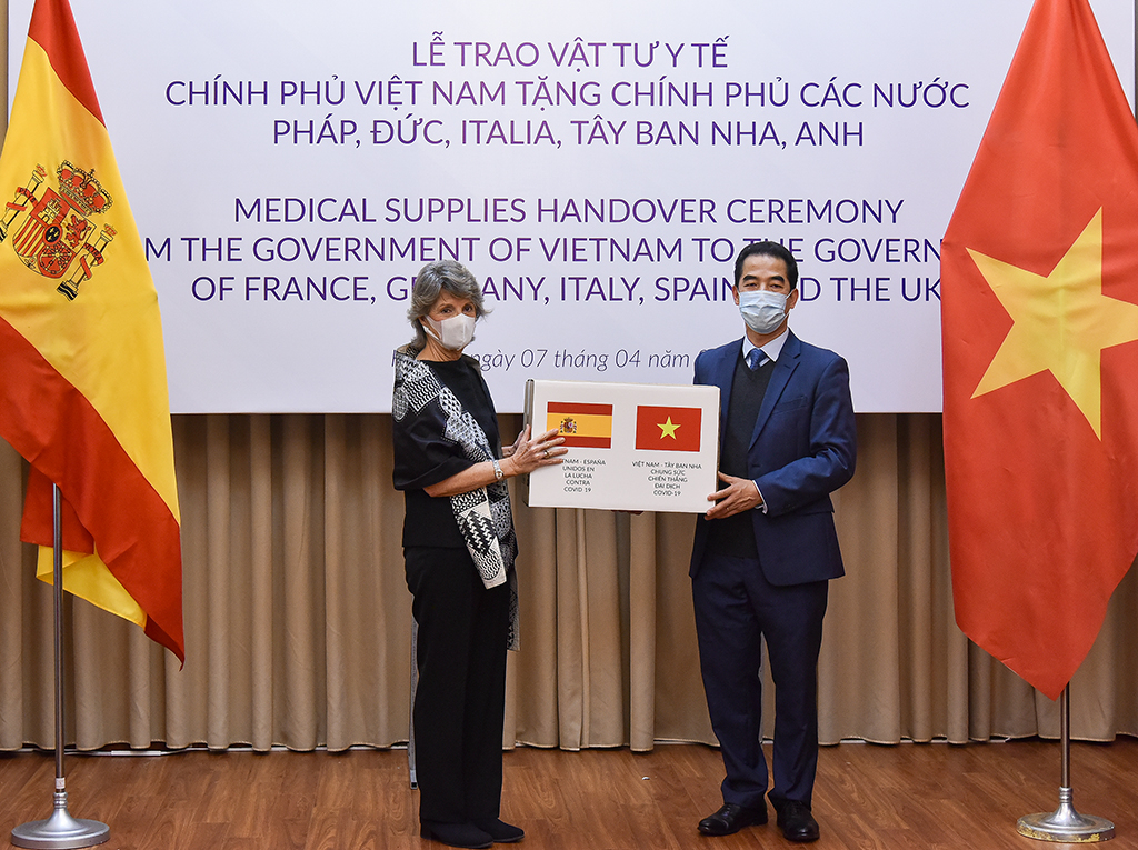 Lễ trao vật tư y tế chính phủ Việt Nam tăng chính phủ các nước Pháp, Đức, Italy, Tây Ban Nha, Anh để phòng chống dịch Covid-19 hôm 7/4.