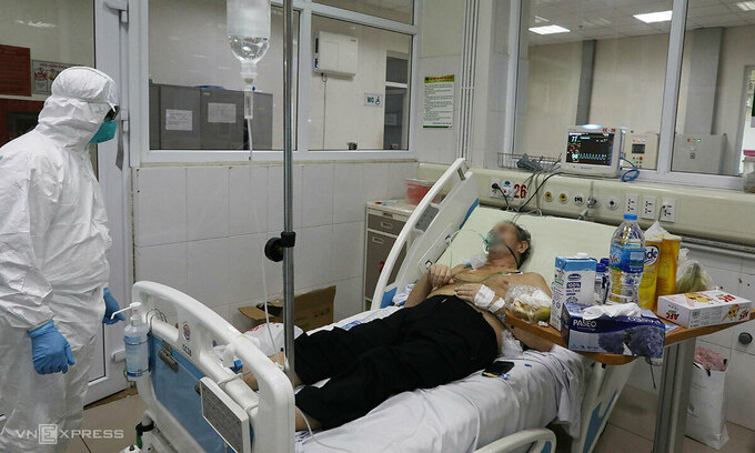 Bệnh nhân Covid-19 đang được điều trị tại Khoa Cấp cứu, Bệnh viện Bệnh Nhiệt đới Trung ương hôm 24/2. Ảnh: Vnexpress.