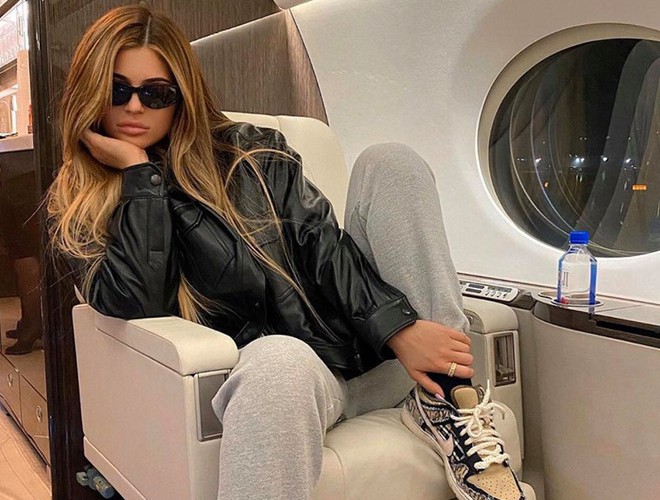 Kylie Jenner trên phi cơ riêng.