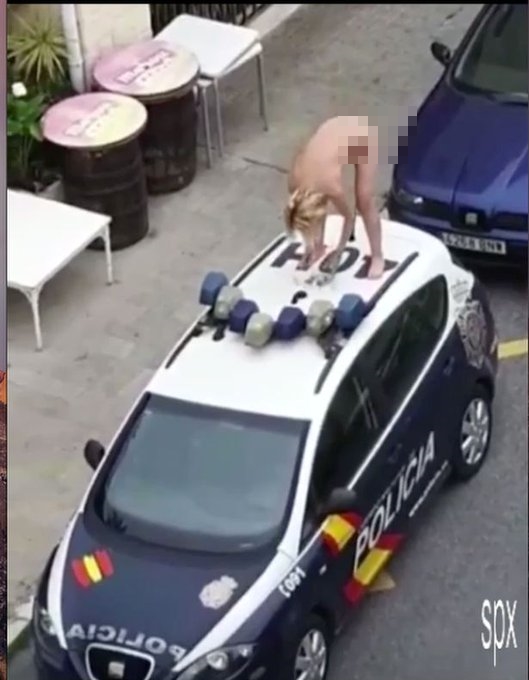 Người phụ nữ nhảy lên nóc xe cảnh sát giữa lệnh phong tỏa ở Tây Ban Nha.