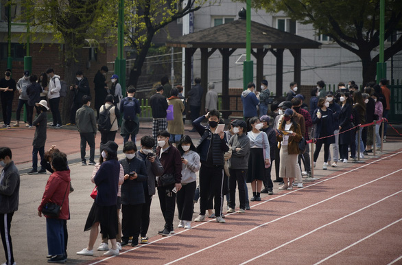 Các cư tri đi bỏ phiếu ở Hàn Quốc ngày 15/4.