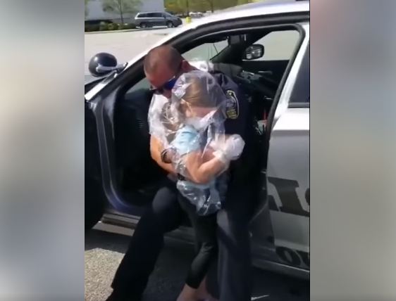 Sĩ quan cảnh sát Mỹ tranh thủ ôm con gái.