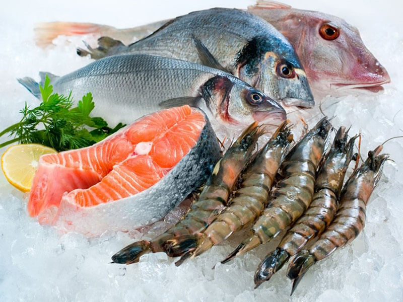 Rã đông hải sản đúng cách đóng vai trò quan trọng trong việc giữ được hương vị, độ tươi ngon của hải sản.