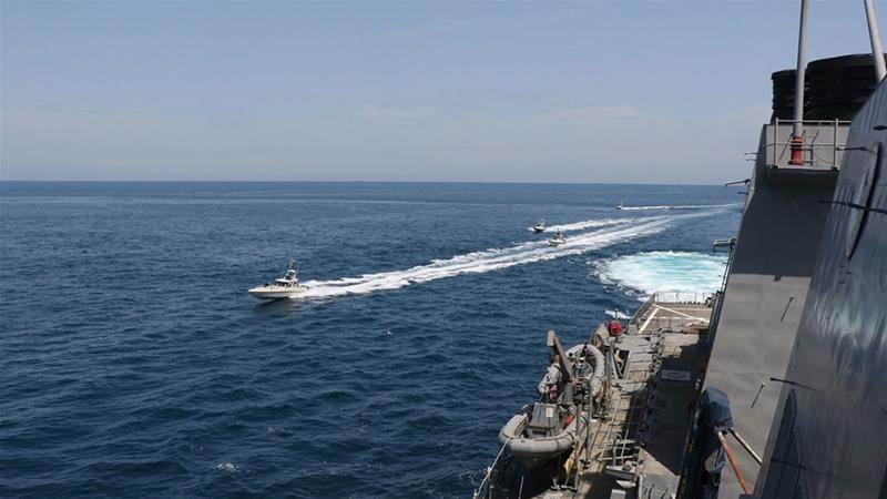 Các tàu chiến Iran vượt qua đuôi tàu của quân đội Mỹ ở cự ly gần khi hoạt động ở vùng Vịnh. Ảnh: Hải quân Hoa Kỳ.