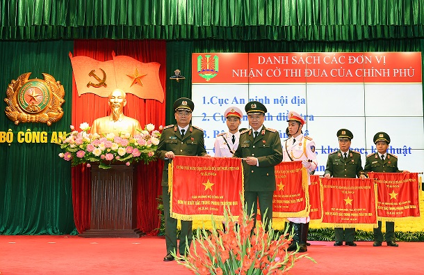 Thừa ủy quyền của Thủ tướng Chính phủ, Bộ trưởng Tô Lâm trao Cờ thi đua của Chính phủ tặng Văn phòng Bộ Công an tại lễ Bế mạc Hội nghị Công an toàn quốc lần thứ 75.