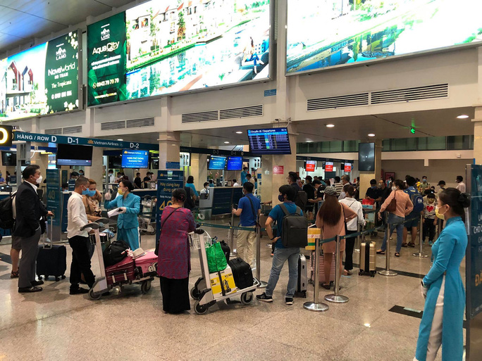 Sân bay Tân Sơn Nhất đông đúc vào sáng 23/4. Ảnh: Người lao động.