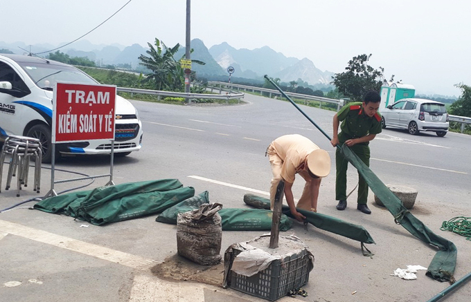 Lực lượng liên ngành Hà Nội dỡ chốt số 3 trên quốc lộ 21B trưa 29/4.