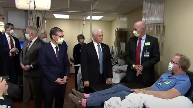 Phó Tổng thống Mỹ không đeo khẩu trang khi thăm bệnh viện Mayo Clinic hôm 28/4.