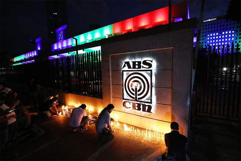 Nhân viên và những người ủng hộ thắp nến tại cổng của ABS-CBN ở thành phố Quezon hôm 5/5.