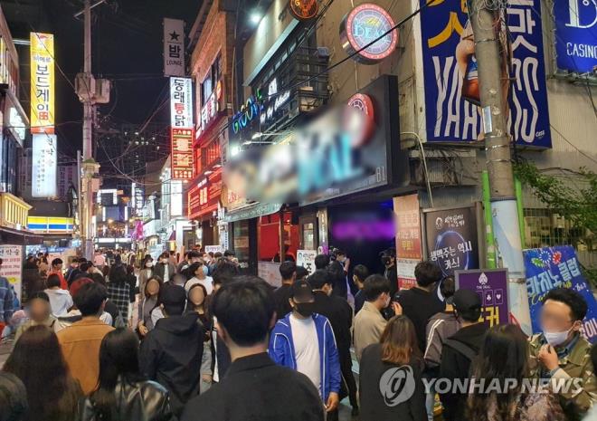 Hàn Quốc đối mặt nguy cơ bùng dịch lần hai với ổ dịch mới ở khu phố đêm Itaewon.