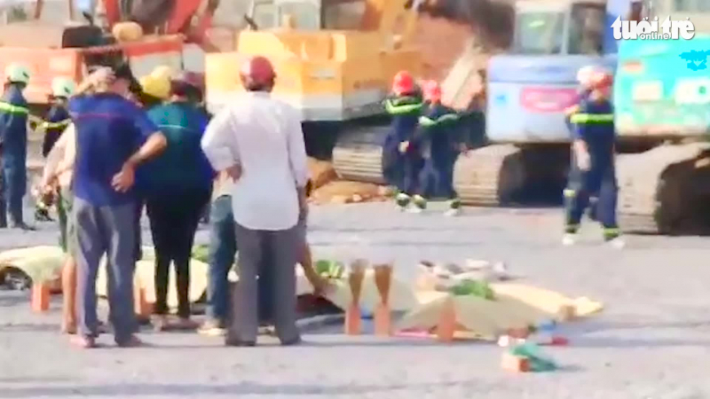 Các nạn nhân thiệt mạng được đưa ra khỏi đống đổ nát. Ảnh cắt từ video vụ sập tường ở Khu công nghiệp Giang Điền, Đồng Nai của Tuổi Trẻ.