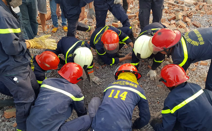 Cảnh sát cứu hộ tìm kiếm nạn nhân bị chôn vùi trong vụ Sập tường ở Khu công nghiệp Giang Điền, Đồng Nai, 10 người chết. Ảnh: Vnexpress.