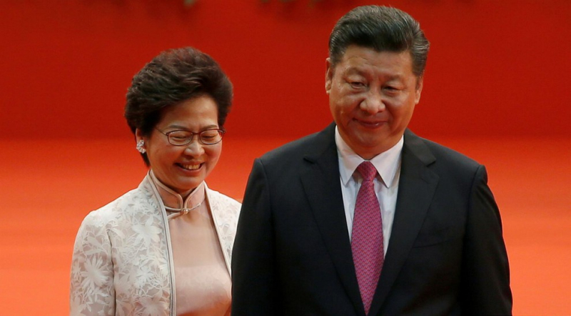Trưởng Đặc khu Hong Kong Lâm Trịnh Nguyệt Nga và Chủ tịch Trung Quốc Tập Cận Bình.