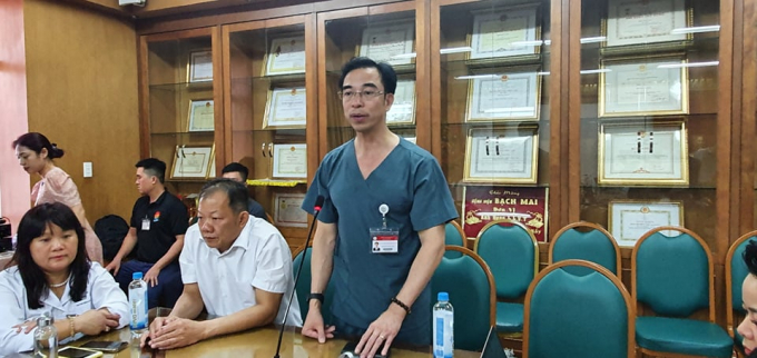 GS TS Nguyễn Quang Tuấn - Giám đốc Bệnh viện Bạch Mai trong buổi họp thông tin về việc giải thể một đơn vị trực thuộc.