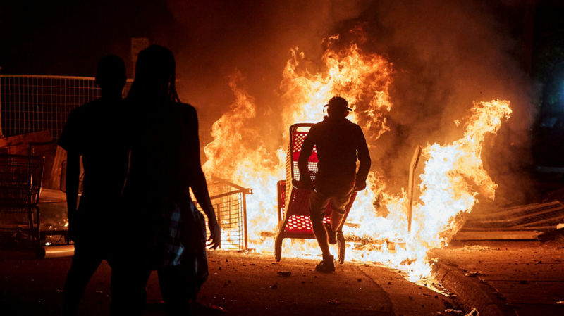 Nhiều cửa hàng bị đốt phá trong các cuộc biểu tình sau khi cảnh sát ghì chết ngườida đen ở Mỹ.