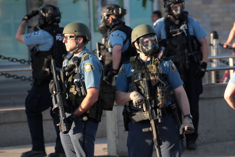 Cảnh sát tập trung gần một cuộc biểu tình hôm 28/5 sau vụ cảnh sát ghì chết người da đen ở St. Paul, Minnesota.