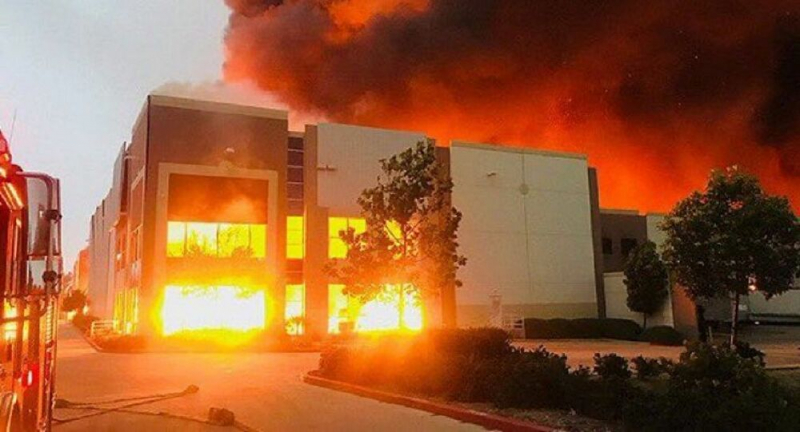 Nhà kho Amazon ở California bị cháy dữ dội.