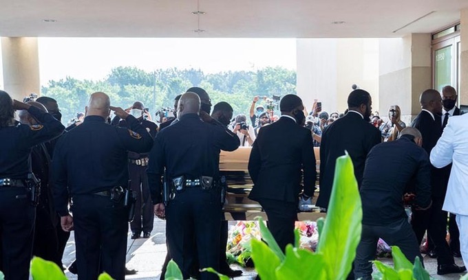 Tin thế giới hôm nay 10/6: Cảnh sát Mỹ đứng xếp hàng và giơ tay chào khi linh cữu George Floyd được đưa vào nhà thờ ở Houston.