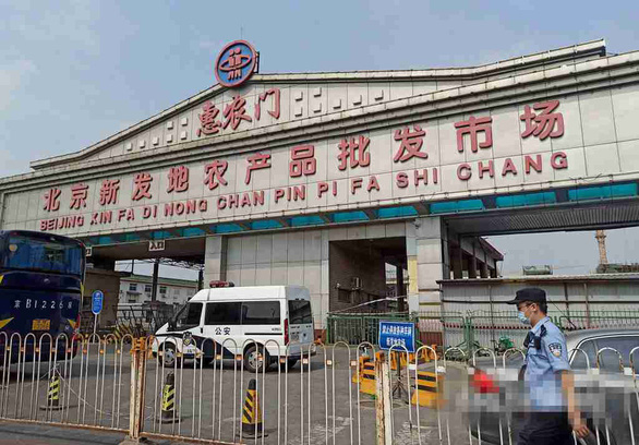 Một lối vào của chợ Tân Phát Địa ở Bắc Kinh bị đóng ngày 13-6 - Ảnh: REUTERS