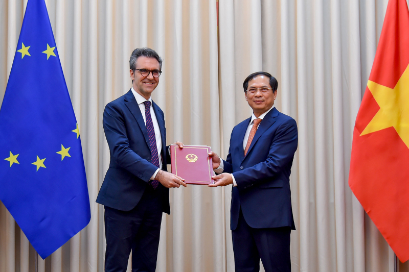 Thứ trưởng Thường trực Bộ Ngoại giao Bùi Thanh Sơn trao các Công hàm thông báo việc Việt Nam phê chuẩn Hiệp định Thương mại Tự do (EVFTA) và Hiệp định Bảo hộ Đầu tư (EVIPA) cho Phái đoàn Liên minh Châu Âu (EU). Ảnh: MOFA